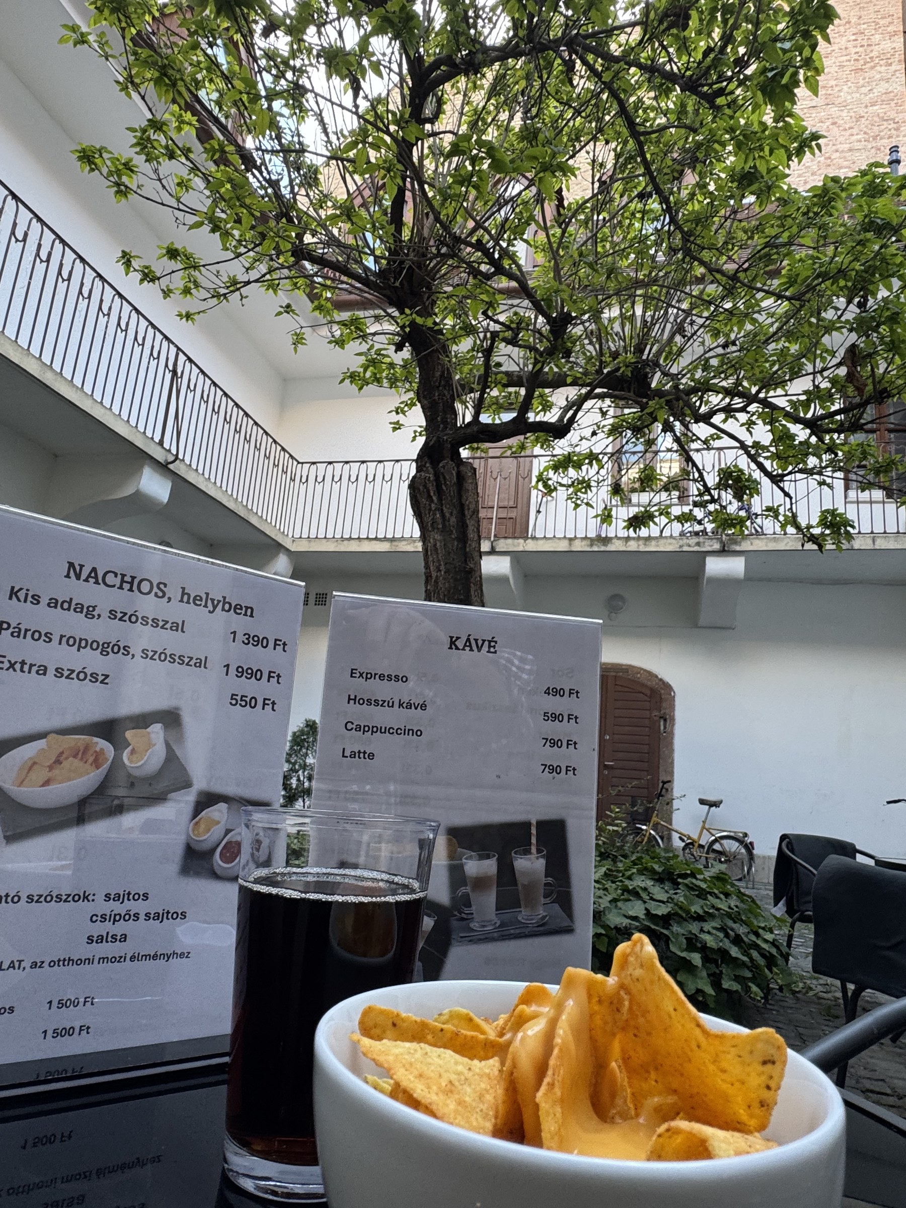 Nachos tál és üdítő az udvari asztalon