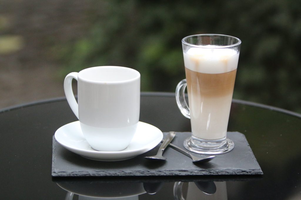 Kávé és latte macchiato az udvari asztalon