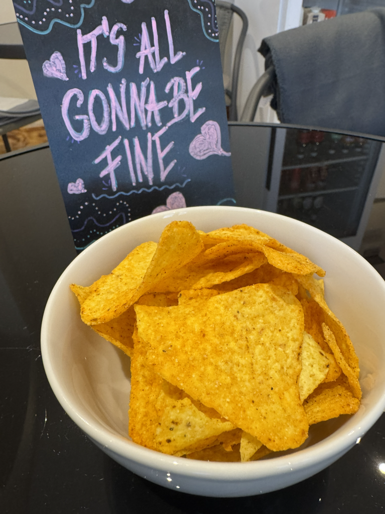 Nachos tál kézzel írt tábla előtt