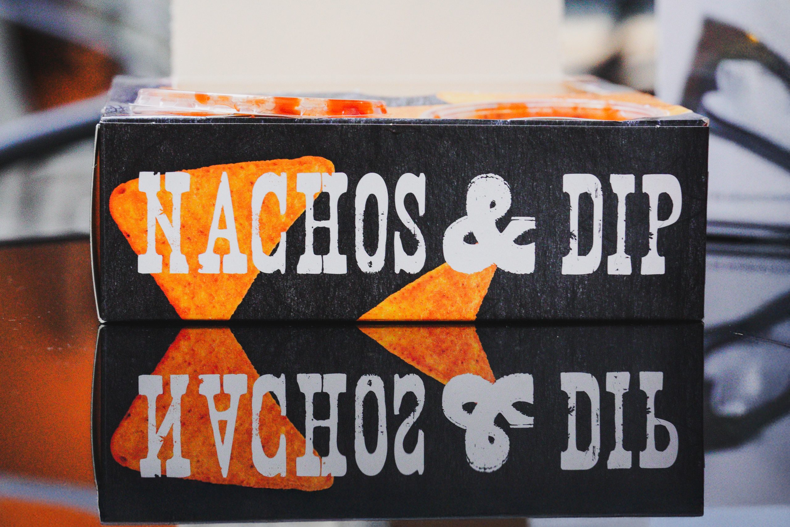 Nachos és dip csomagolás az asztalon