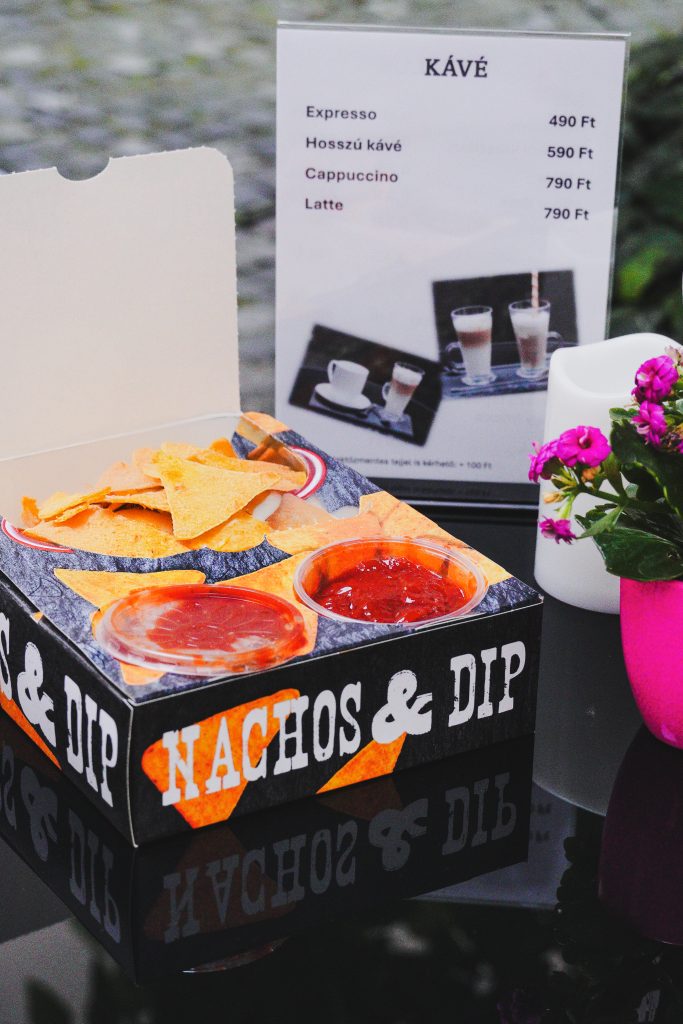Nachos doboz salsa szósszal, virágok mellett