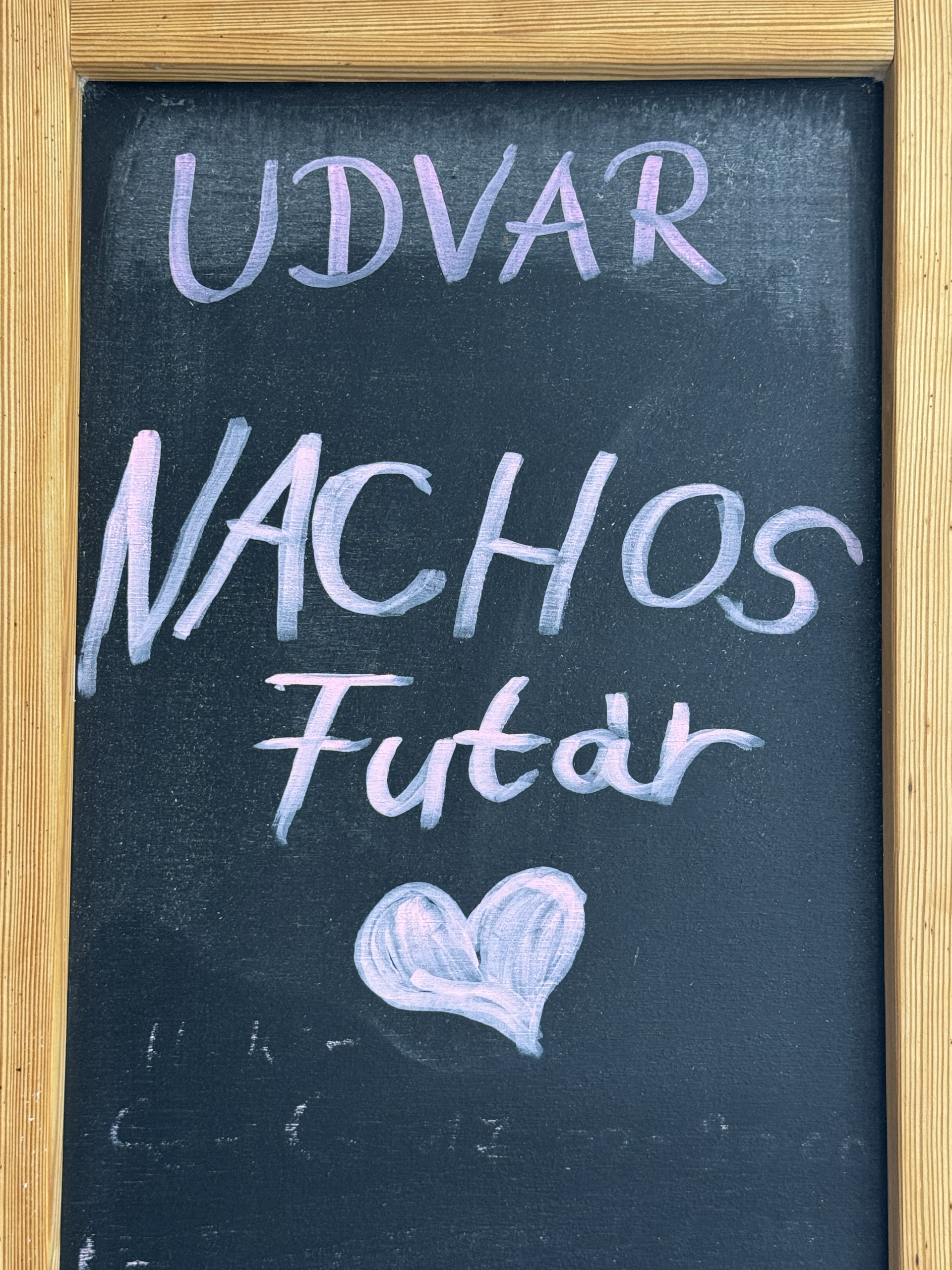 Kézzel írt Udvar Nachos tábla szívvel