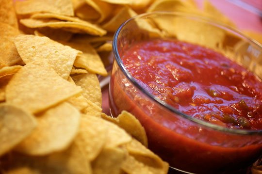 Ropogós nachos chipsek salsa szósszal