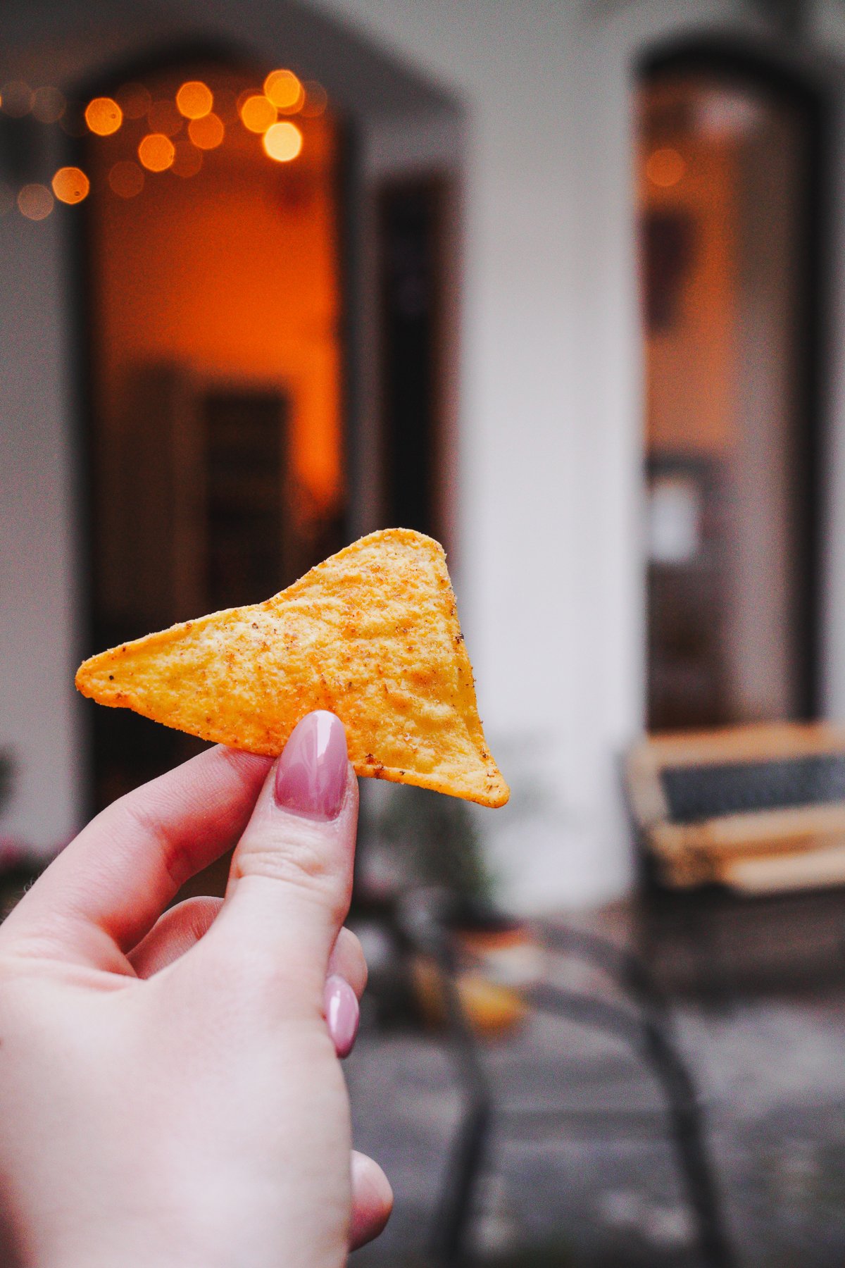 Fűszeres nachos chips az udvar boltívei előtt