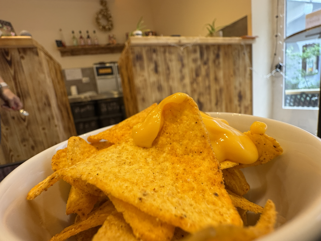 Sajtos nachos tál a pult előtt